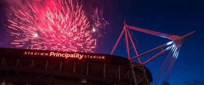 Tân gwyllt y tu allan i stadiwm yn y nos